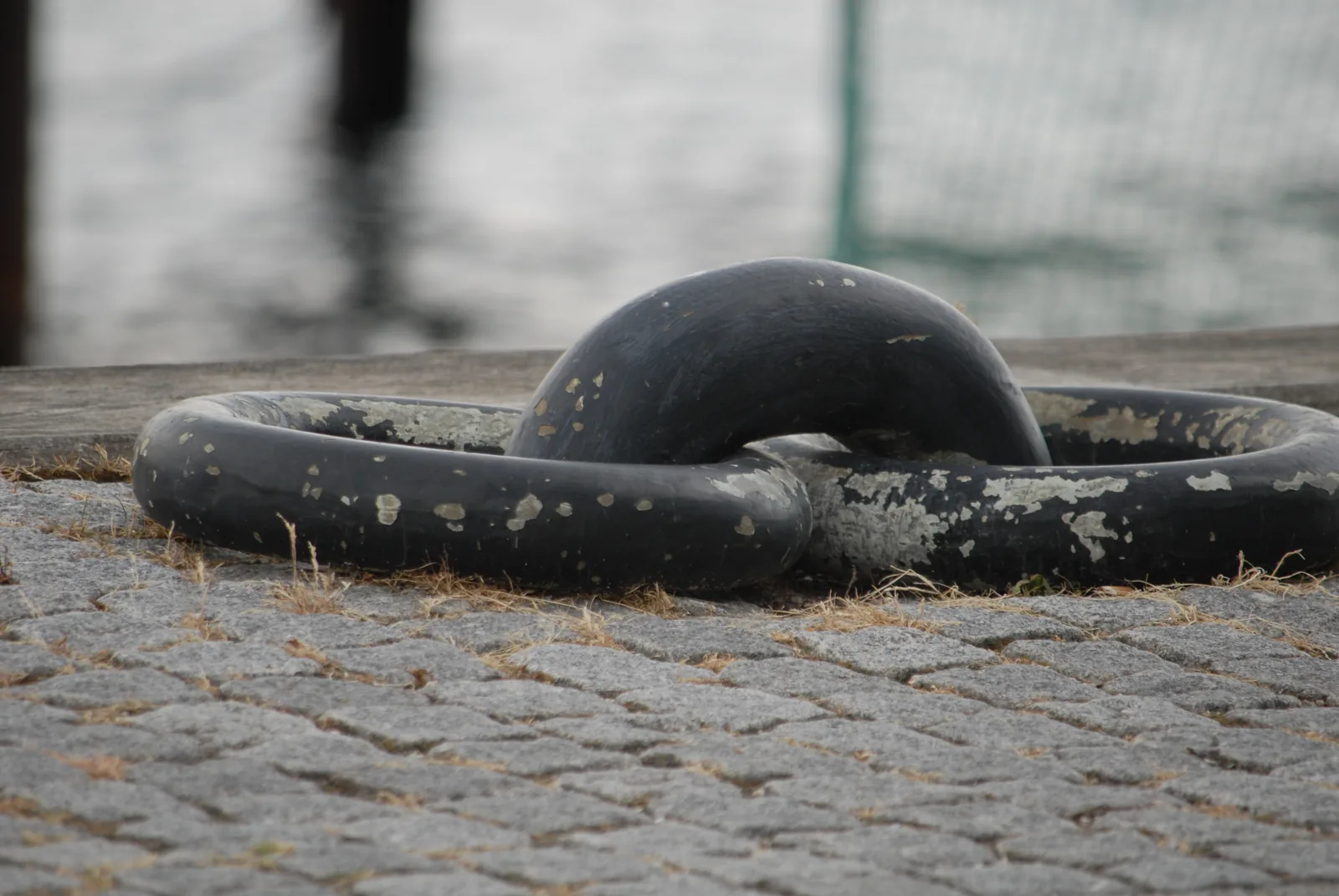 Fortøjningsring på en brostensbelagt kaj
