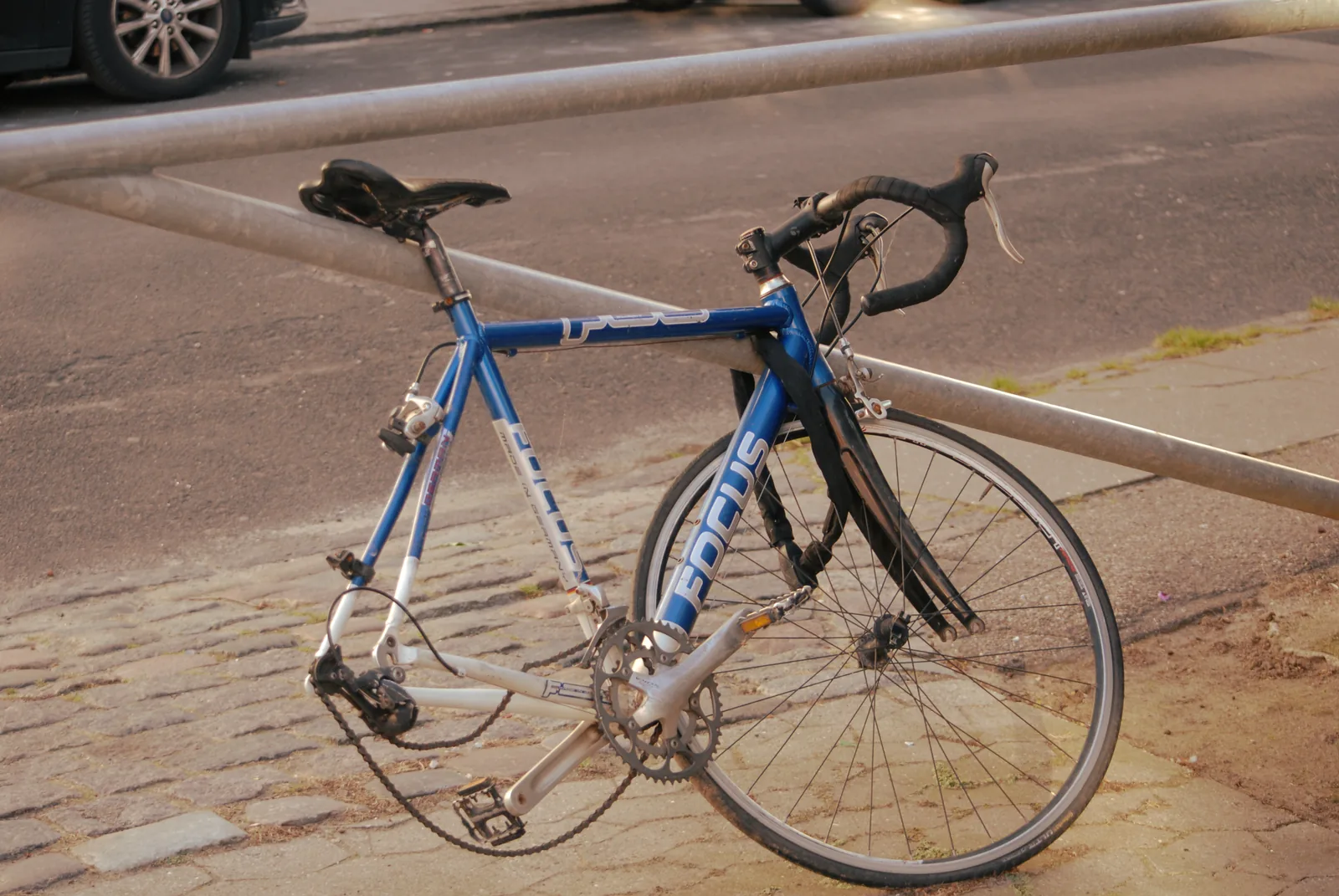 Racercykel låst fast til et gelænder