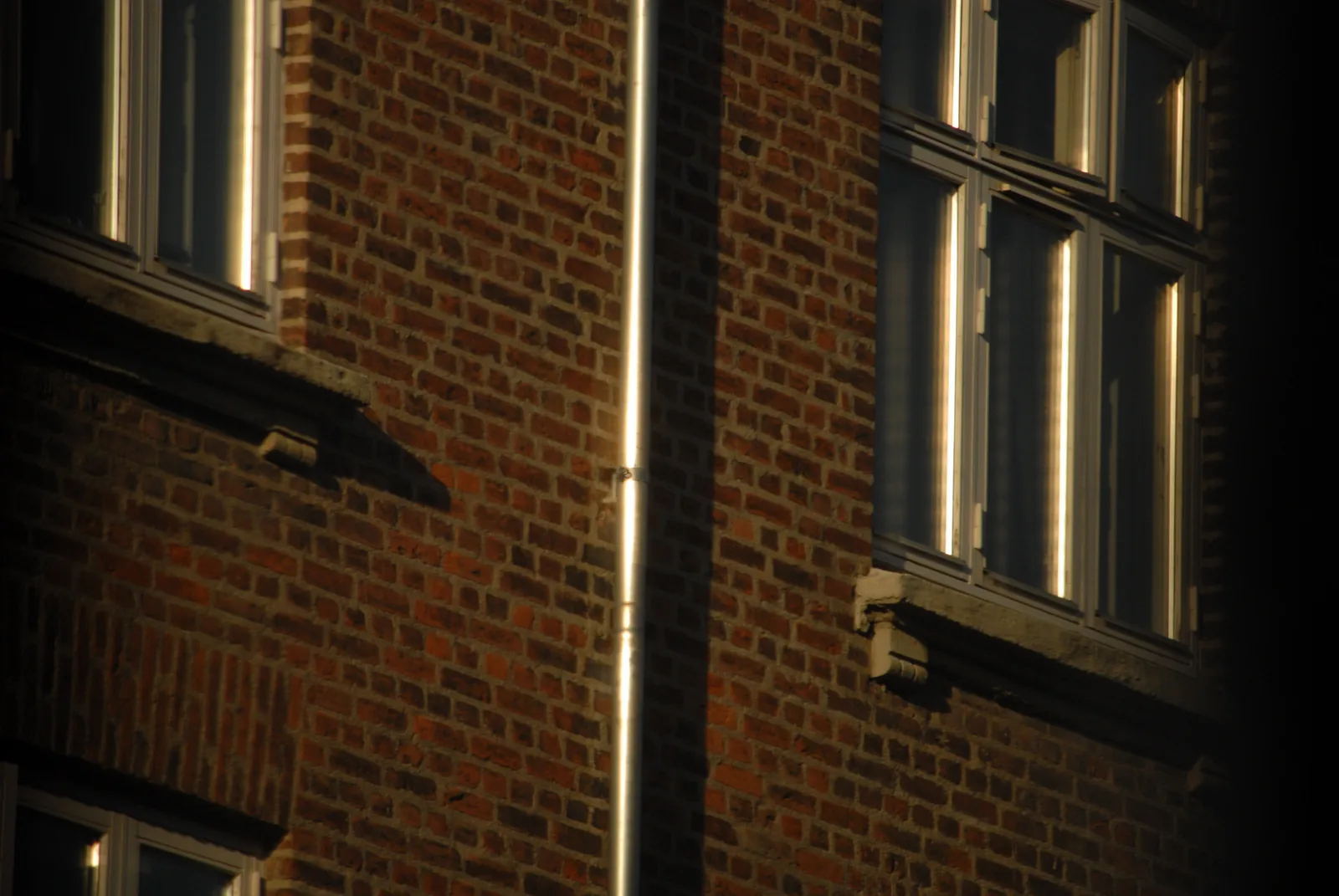 Murstensfacade med vinduer